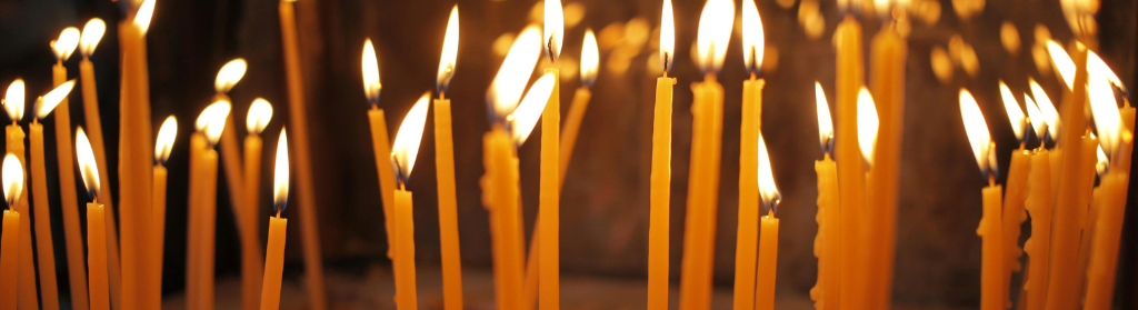 Bougies allumées symbolisant la lumière intérieure et le ralentissement en période de dépression hivernale